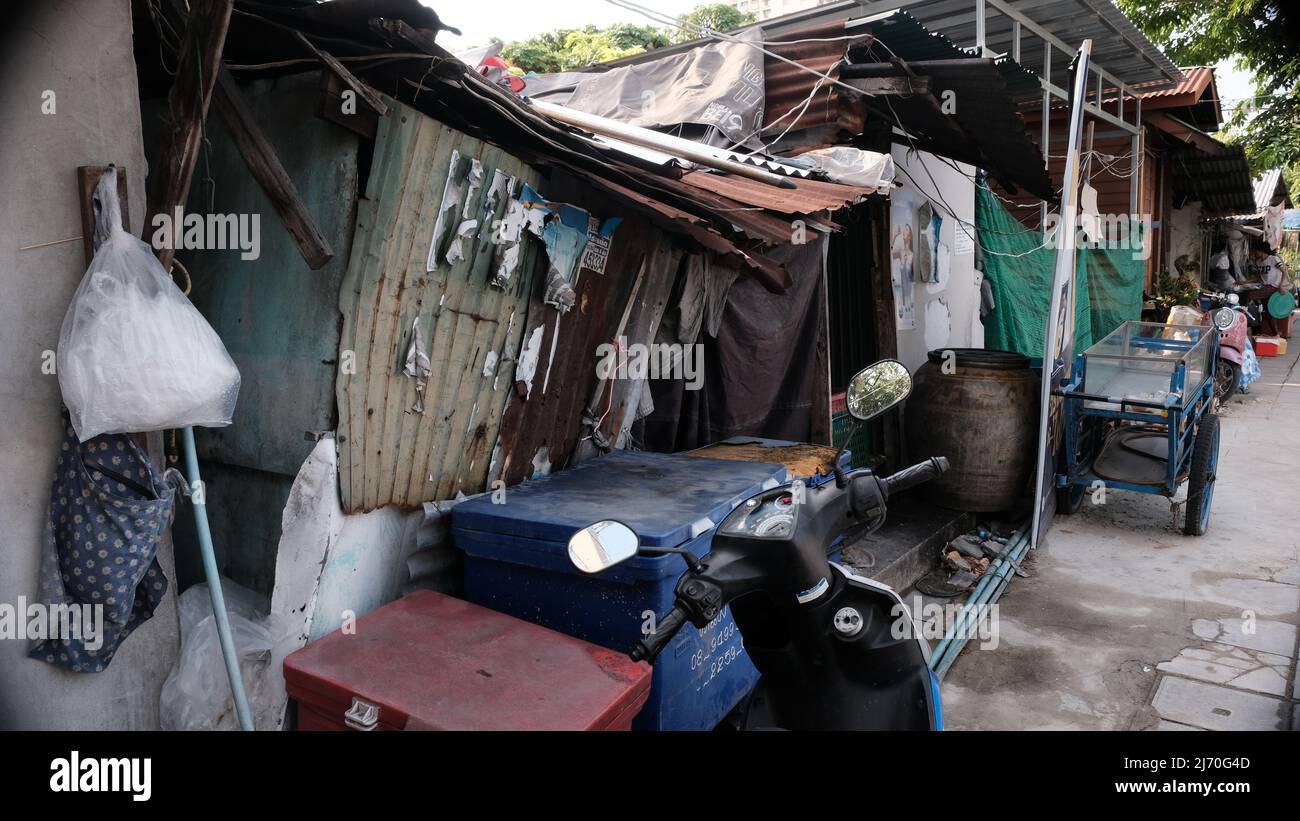 Down and out Ghetto Shack Housing Asoke Road Asok Montri Road aka Soi Sukhumvit 21 Klong Toey Bangkok Thailandia Foto Stock