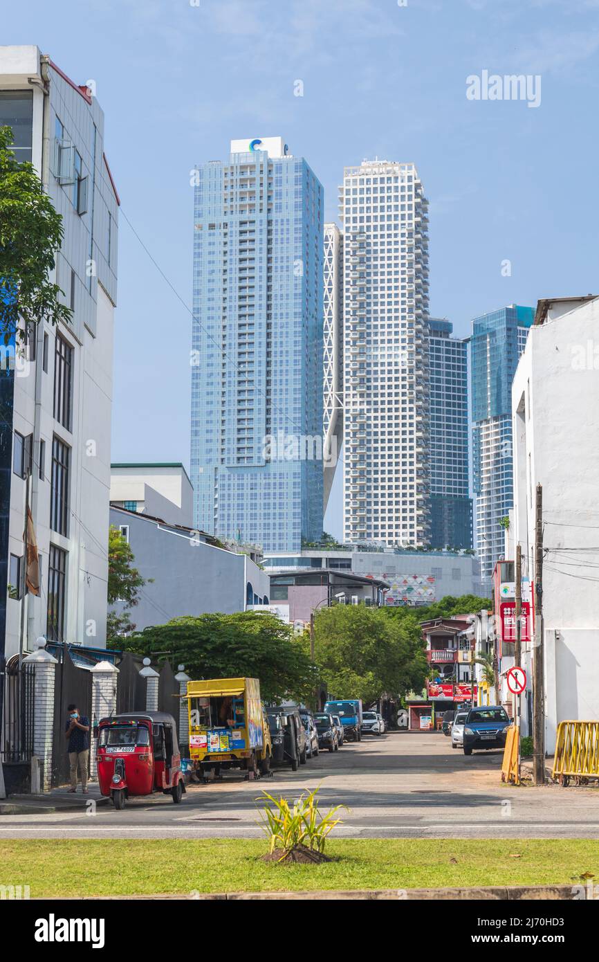 Colombo, Sri Lanka - 3 dicembre 2021: Città di Colombo, foto verticale con grattacieli e auto parcheggiate. La gente comune cammina per la strada Foto Stock