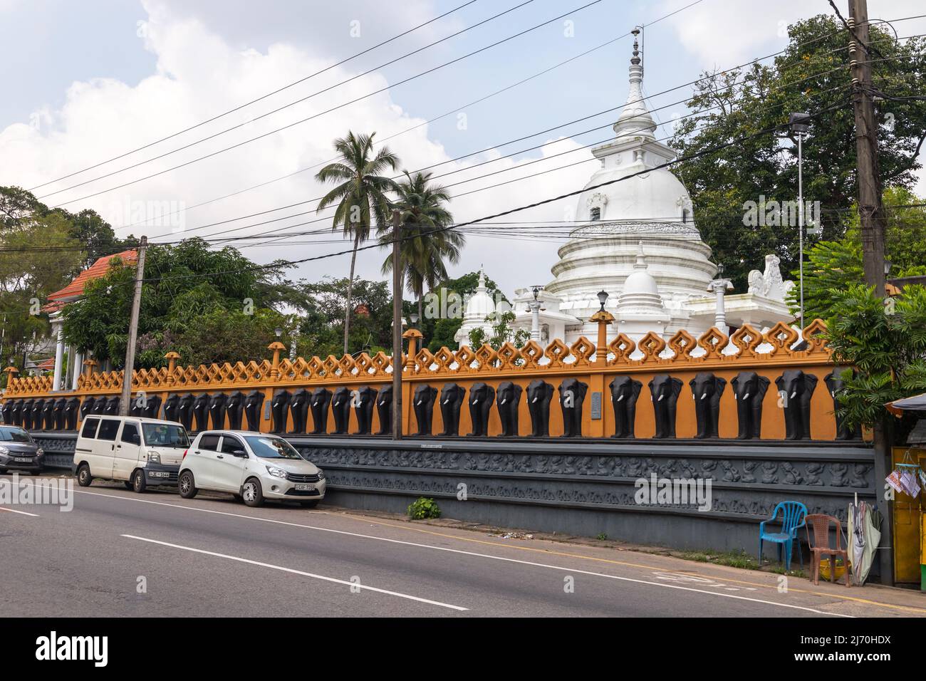 Malabe, Sri Lanka - 4 dicembre 2021: Recinzione e cupola dello Sri Sudharshanarama Purana Viharaya, tempio principale per i buddisti nella zona di Pittugala Foto Stock