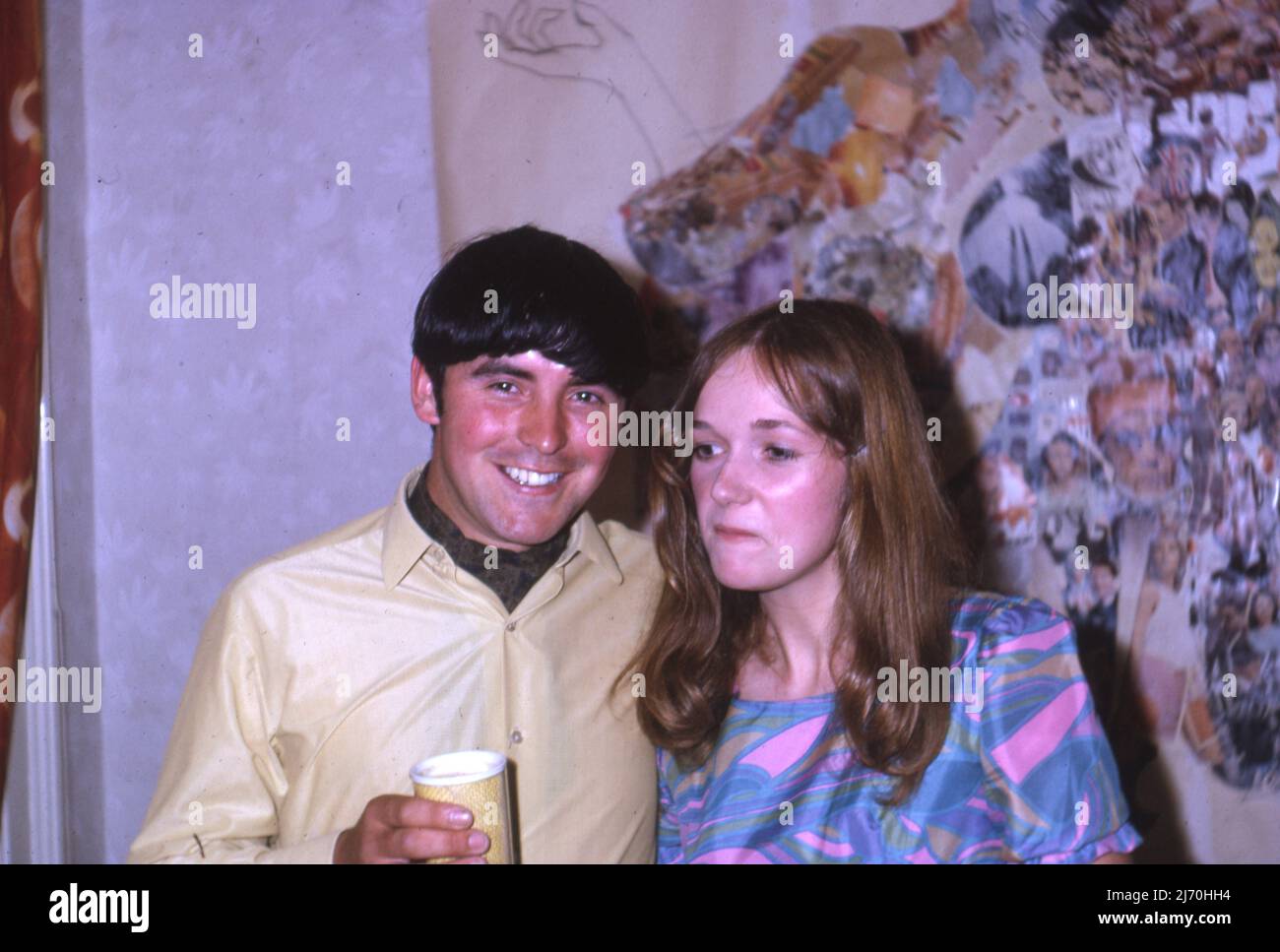 Una coppia degli anni '60 ad una festa Foto di Tony Henshaw Archive Foto Stock