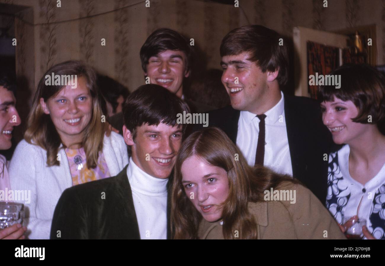 I giovani amanti del party sorridono per una foto di gruppo nel luglio 1968. Foto di Tony Henshaw Archivio Foto Stock