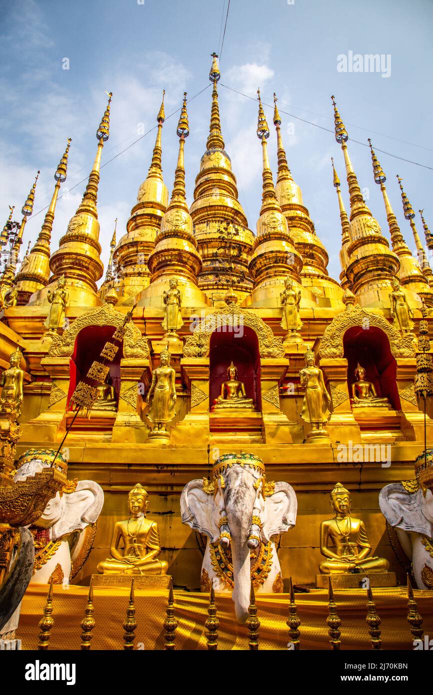 Wat Phrathat Suthon Mongkhon Khiri complesso tempio a Phrae, Thailandia Foto Stock