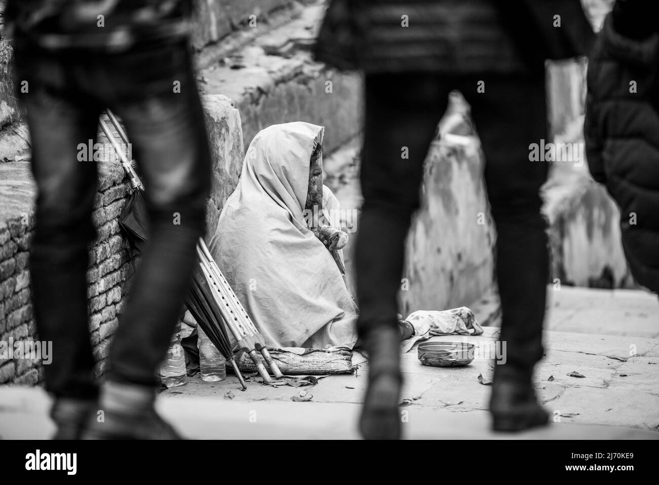 Kathmandu, Nepal- Aprile 20,2019 : le persone con disabilità si implorano per la strada del tempio di Pashupatinath a Kathmandu, Nepal. Foto Stock