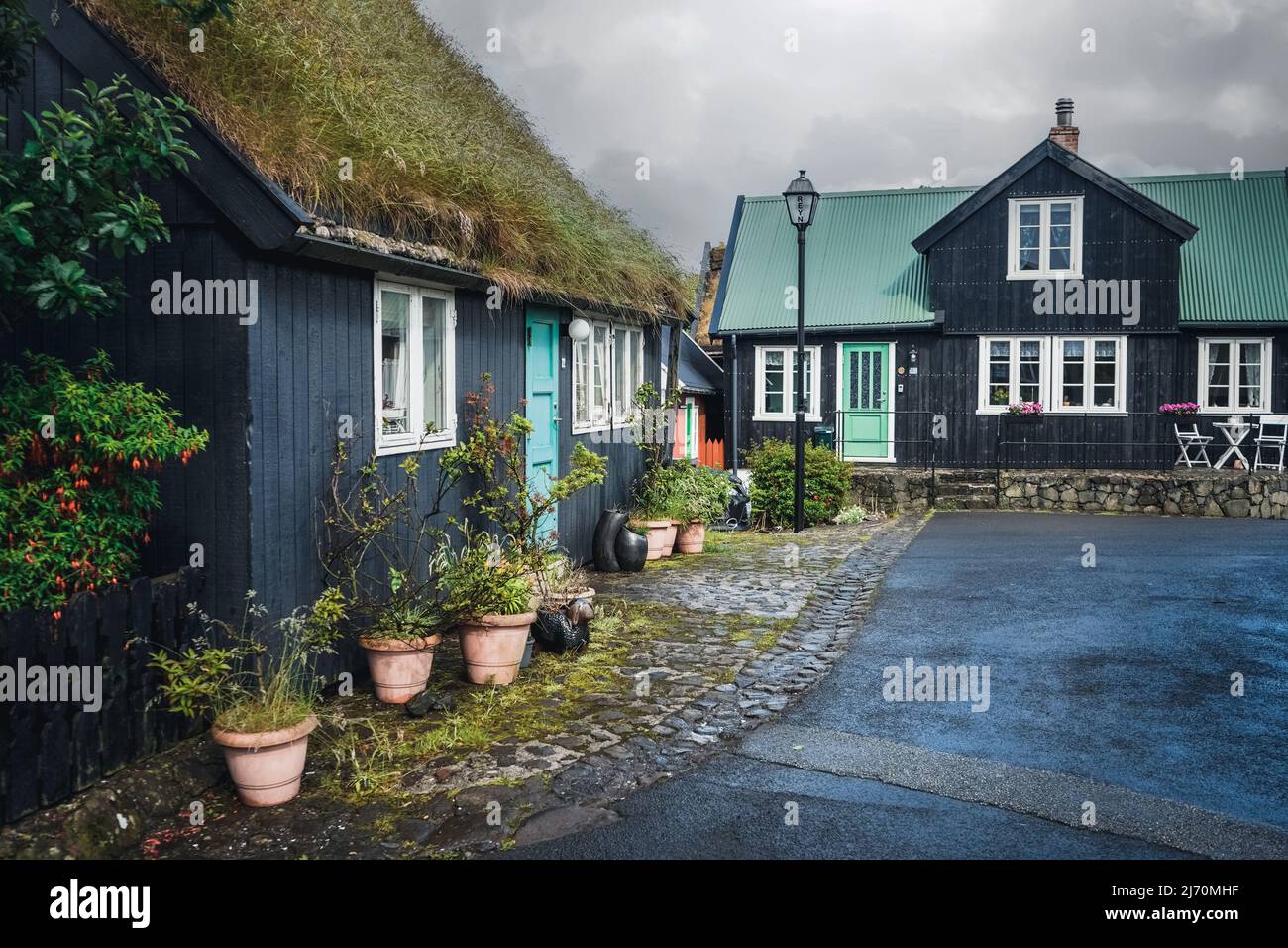 Tipiche case nere nel centro storico di Torshavn, capitale delle Isole Faroe, Danimarca, Nord Europa Foto Stock