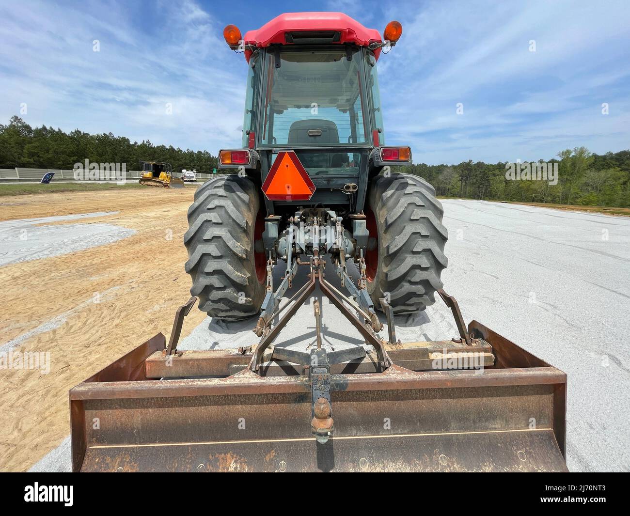 Augusta, GA USA - 04 13 22: Attacco posteriore del trattore Kubota rosso Foto Stock