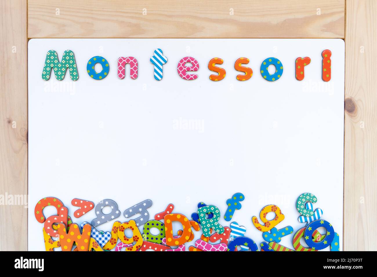 Testo metodo Montessori. Montessori è un modello educativo che enfatizza l'attività diretta ai bambini che tenta di adattare gli ambienti di apprendimento del bambino Foto Stock