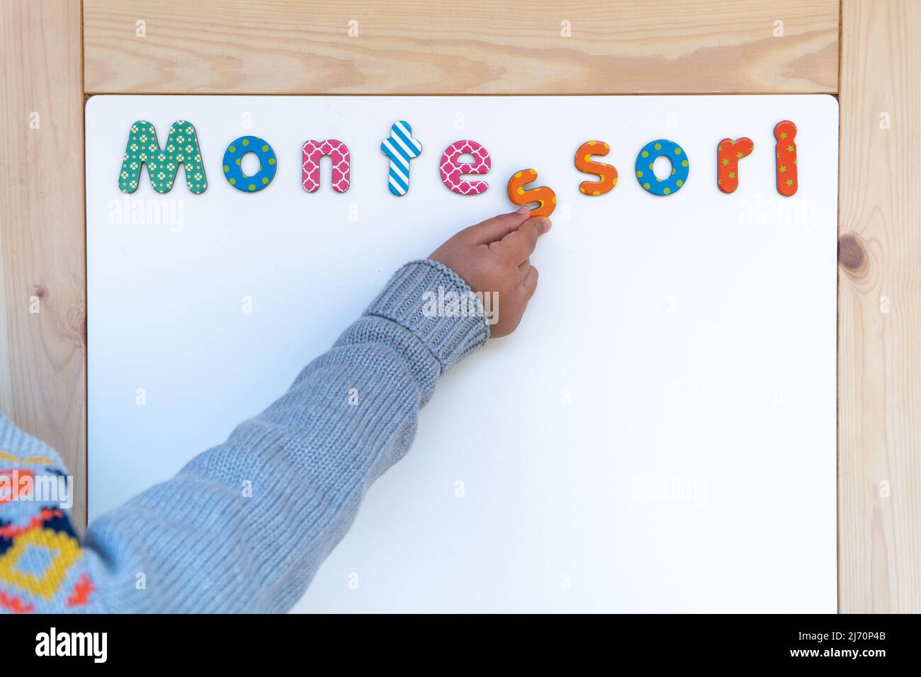 Testo metodo Montessori. Montessori è un modello educativo che enfatizza l'attività diretta ai bambini che tenta di adattare gli ambienti di apprendimento del bambino Foto Stock