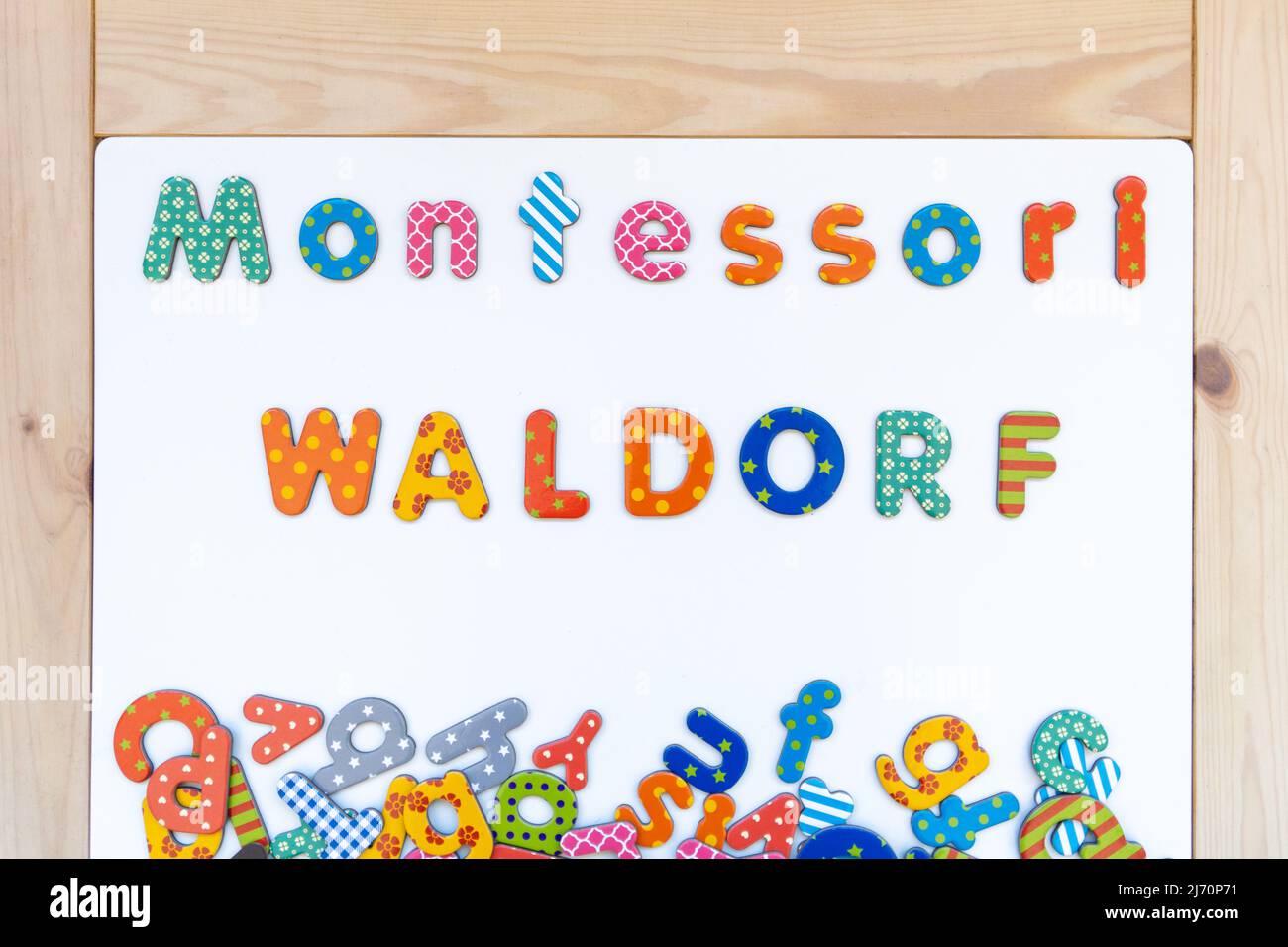 Testo metodo Montessori. Montessori è un modello educativo che enfatizza l'attività diretta ai bambini che tenta di adattare gli ambienti di apprendimento del bambino Foto Stock