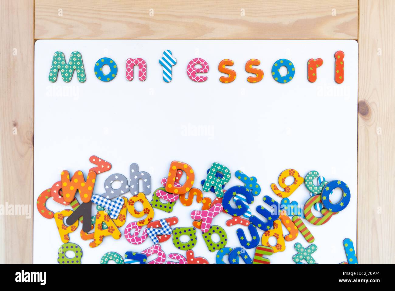 Testo metodo Montessori. Montessori è un modello educativo che enfatizza l'attività diretta ai bambini che tenta di adattare gli ambienti di apprendimento del bambino Foto Stock