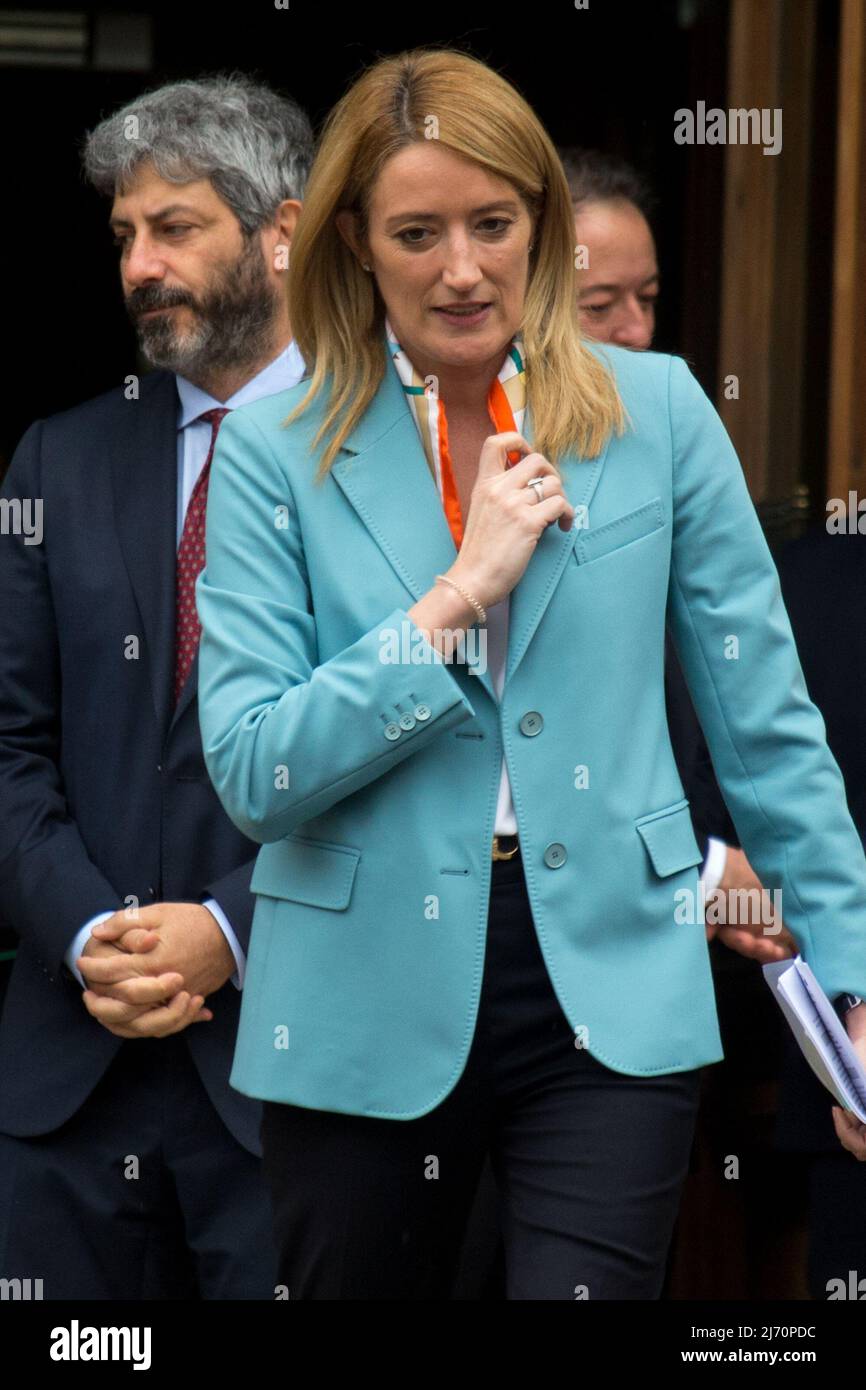 Roma, Italia. 05th maggio 2022. Il Presidente del Parlamento europeo, Roberta Metsola, incontra il Presidente della Camera dei deputati del Parlamento italiano, Roberto Fico, fuori da Palazzo Montecitorio. Foto Stock