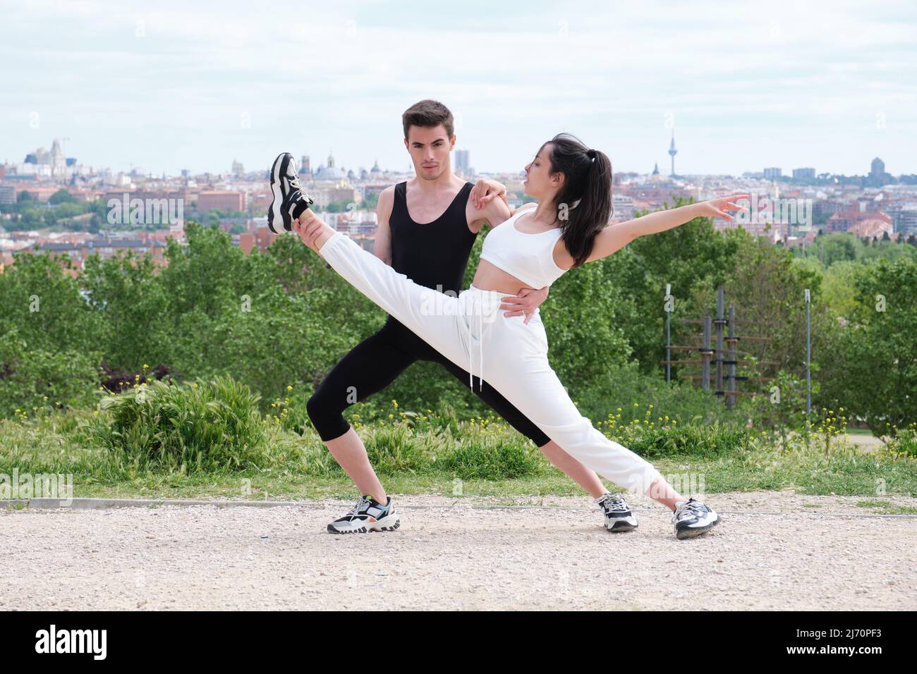 Giovane coppia che pratica Street dance, balletto, passi danzanti, movimenti. Foto Stock