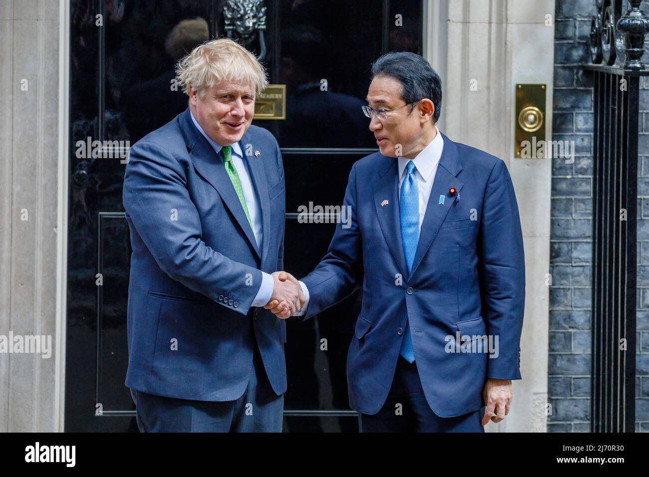 Londra, Regno Unito. 5th maggio 2022, Downing Street, Londra, UK.British prime Minister, Boris Johnson, Accoglie con favore il primo ministro giapponese, Fumio Kishida, a Downing Street, Londra, Regno Unito. Il primo Ministro e il suo omologo giapponese dovrebbero approfondire il rapporto del Regno Unito con il nostro partner asiatico più vicino per la sicurezza, e accelerare rapidamente la collaborazione in difesa, commercio ed energia verde. Amanda Rose/Alamy Live News Foto Stock
