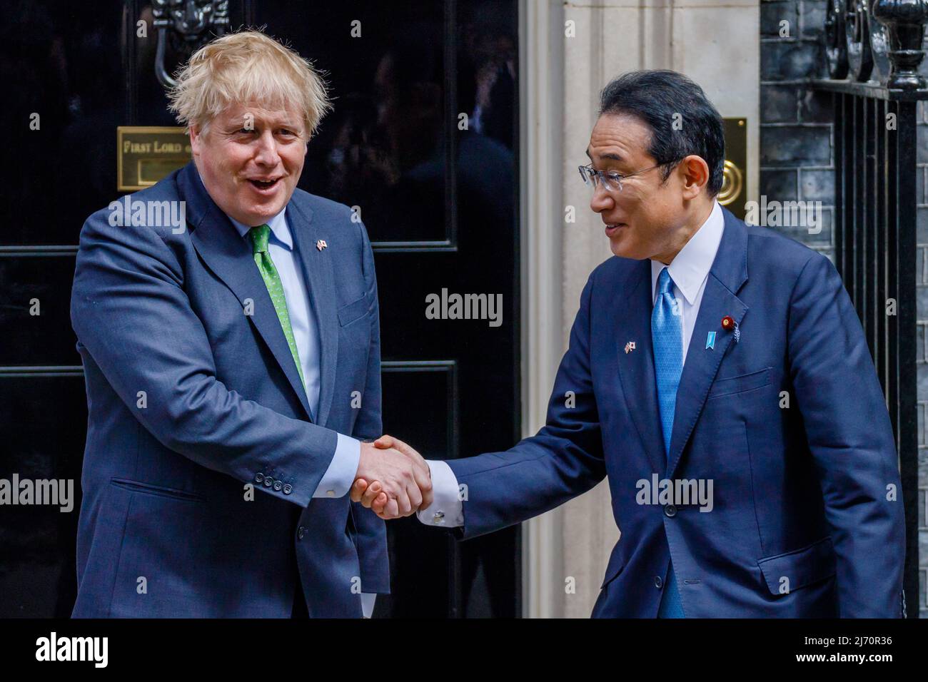 Londra, Regno Unito. 5th maggio 2022, Downing Street, Londra, UK.British prime Minister, Boris Johnson, Accoglie con favore il primo ministro giapponese, Fumio Kishida, a Downing Street, Londra, Regno Unito. Il primo Ministro e il suo omologo giapponese dovrebbero approfondire il rapporto del Regno Unito con il nostro partner asiatico più vicino per la sicurezza, e accelerare rapidamente la collaborazione in difesa, commercio ed energia verde. Amanda Rose/Alamy Live News Foto Stock