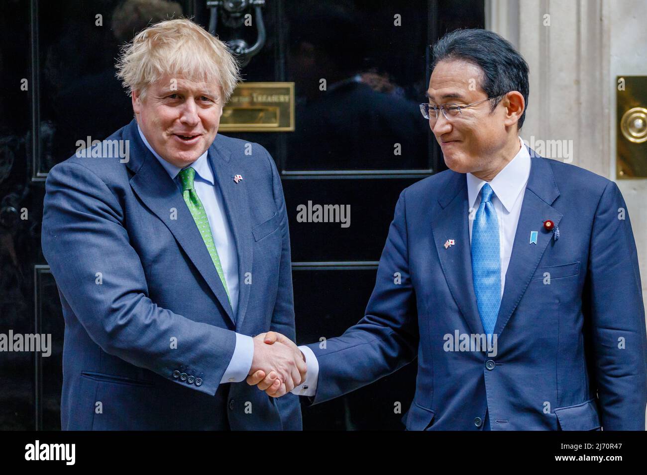 Londra, Regno Unito. 5th maggio 2022, Downing Street, Londra, UK.British prime Minister, Boris Johnson, Accoglie con favore il primo ministro giapponese, Fumio Kishida, a Downing Street, Londra, Regno Unito. Il primo Ministro e il suo omologo giapponese dovrebbero approfondire il rapporto del Regno Unito con il nostro partner asiatico più vicino per la sicurezza, e accelerare rapidamente la collaborazione in difesa, commercio ed energia verde. Amanda Rose/Alamy Live News Foto Stock