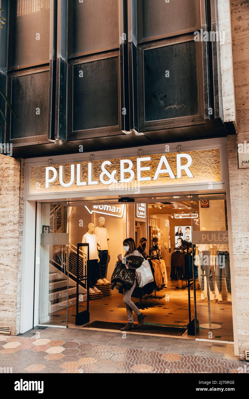 Valencia, Spagna - Aprile 2022: Facciata del negozio Pull and Bear a  Valencia. Negozio di abbigliamento Pull & Bear a Valencia. Pull & Bear è  uno dei m Foto stock - Alamy