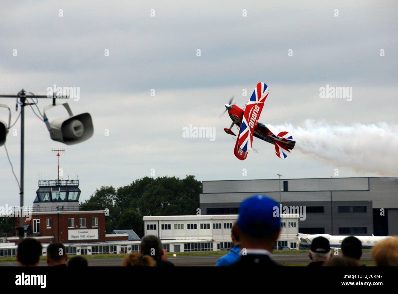 Pits S-2S Speciale biplanare che mostra l'acrobatica di basso livello al Biggin Hill Airshow Foto Stock