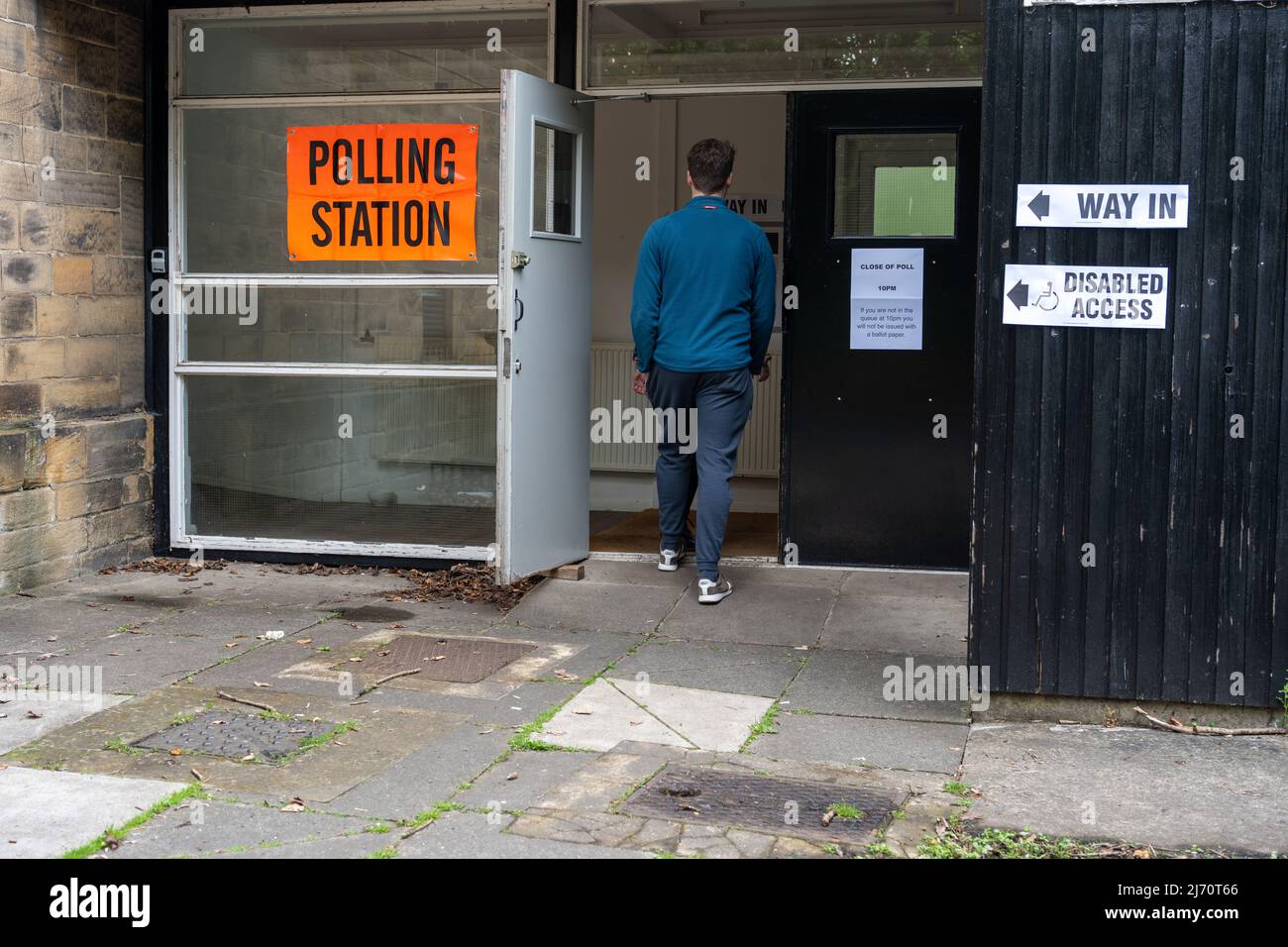 South Gosforth, Newcastle upon Tyne, Regno Unito - 5th maggio 2022: Voter presso il seggio elettorale di South Gosforth, Newcastle upon Tyne, Regno Unito per le elezioni del governo locale. Credit: Hazel Plater/Alamy Live News Foto Stock