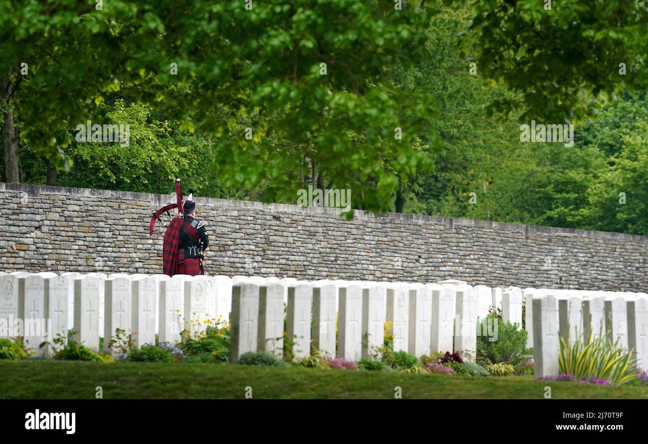 Un soldato del reggimento reale di Scozia al funerale del privato William Johntson, Battaglione del 7th, Royal Scots Fusiliers mentre è sepolto con pieni onori militari al cimitero britannico Loos della Commonwealth War Graves Commission (CWGC), Loos-en-Gohelle, Francia. Data immagine: Giovedì 5 maggio 2022. Foto Stock