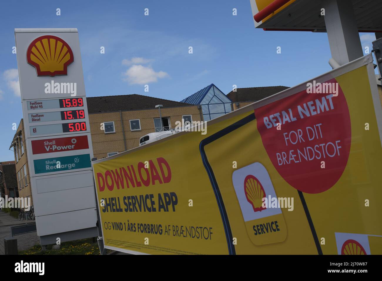 Kastrup/Copenhagen/Denmark/05 MAY l2022/Shell stazione di ricarica di vagli e gusci con prezzo di benzina 14,70 dkk Diesel 14,09.dkk e el.5,00 dkk come opices a bordo di una stazione di benzina di sheel nella capitale danese. (Foto..Francis Dean/Dean Pictures) Foto Stock