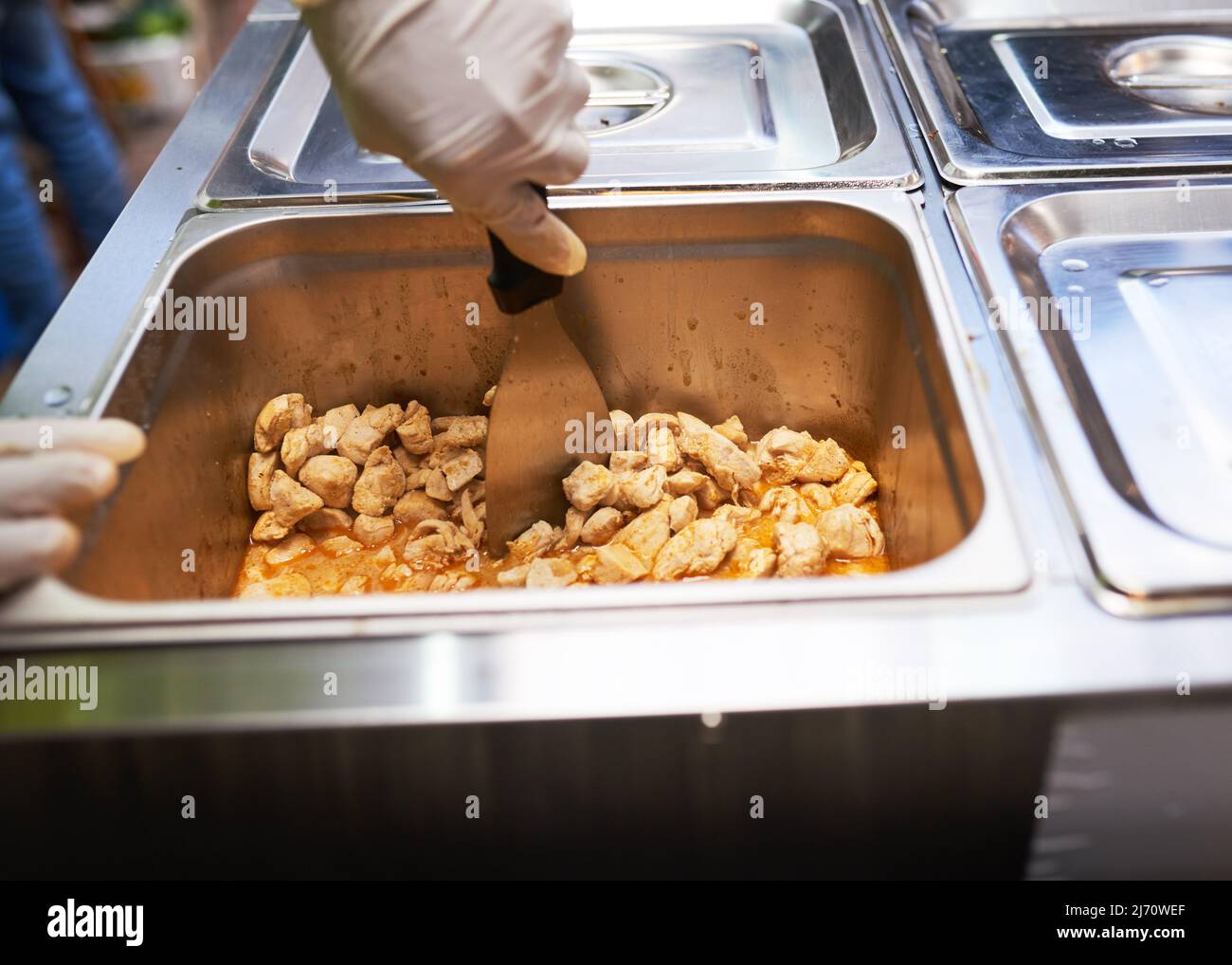 Primo piano di pollo cotto tritato in un ristorante Foto Stock