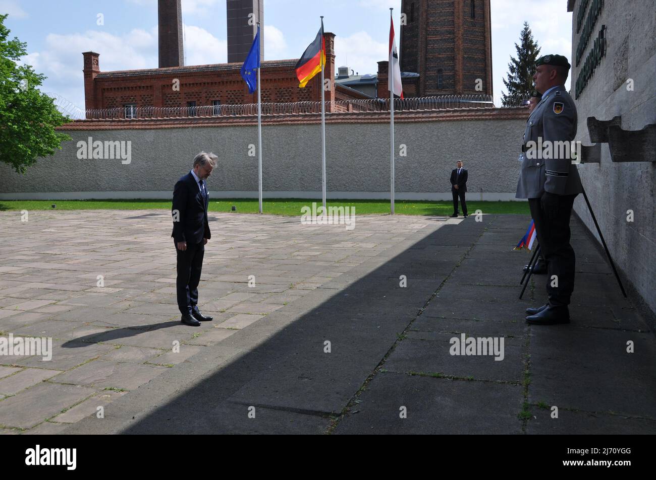 Il primo ministro ceco Petr Fiala, di sinistra, ha onorato la memoria del movimento di resistenza cecoslovacca contro i nazisti nella prigione di Plotzensee a Berlino, in Germania, il 5 maggio 2022. (Foto CTK/Ales Zapotocky) Foto Stock