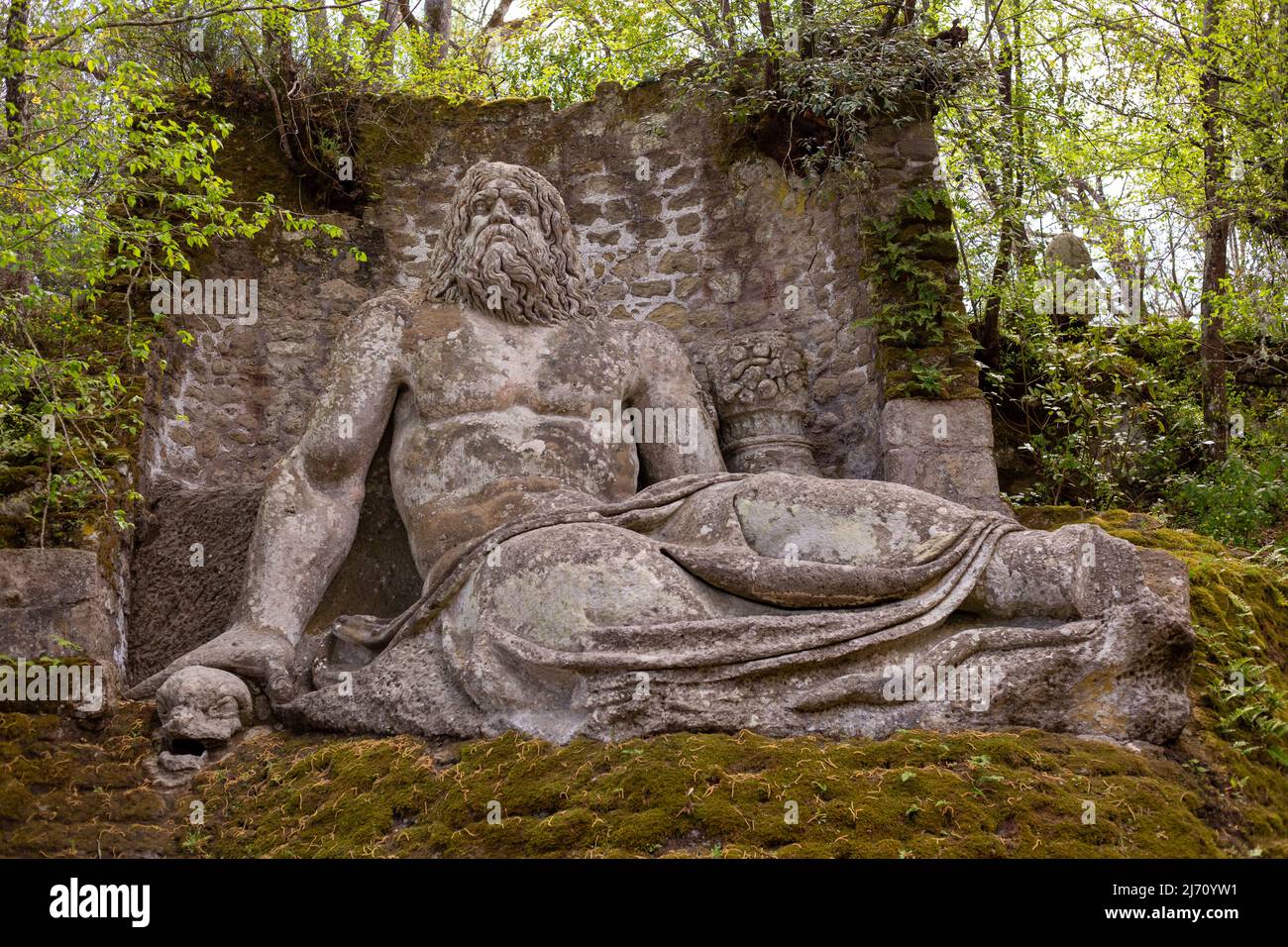 Parco dei Mostri, Bosco Sacro a Bomarzo, Italia, Lazio. Giardini di Bomarzo, sculture enigmatiche e grottesche, mitologiche. Scultura di Nettuno, Foto Stock