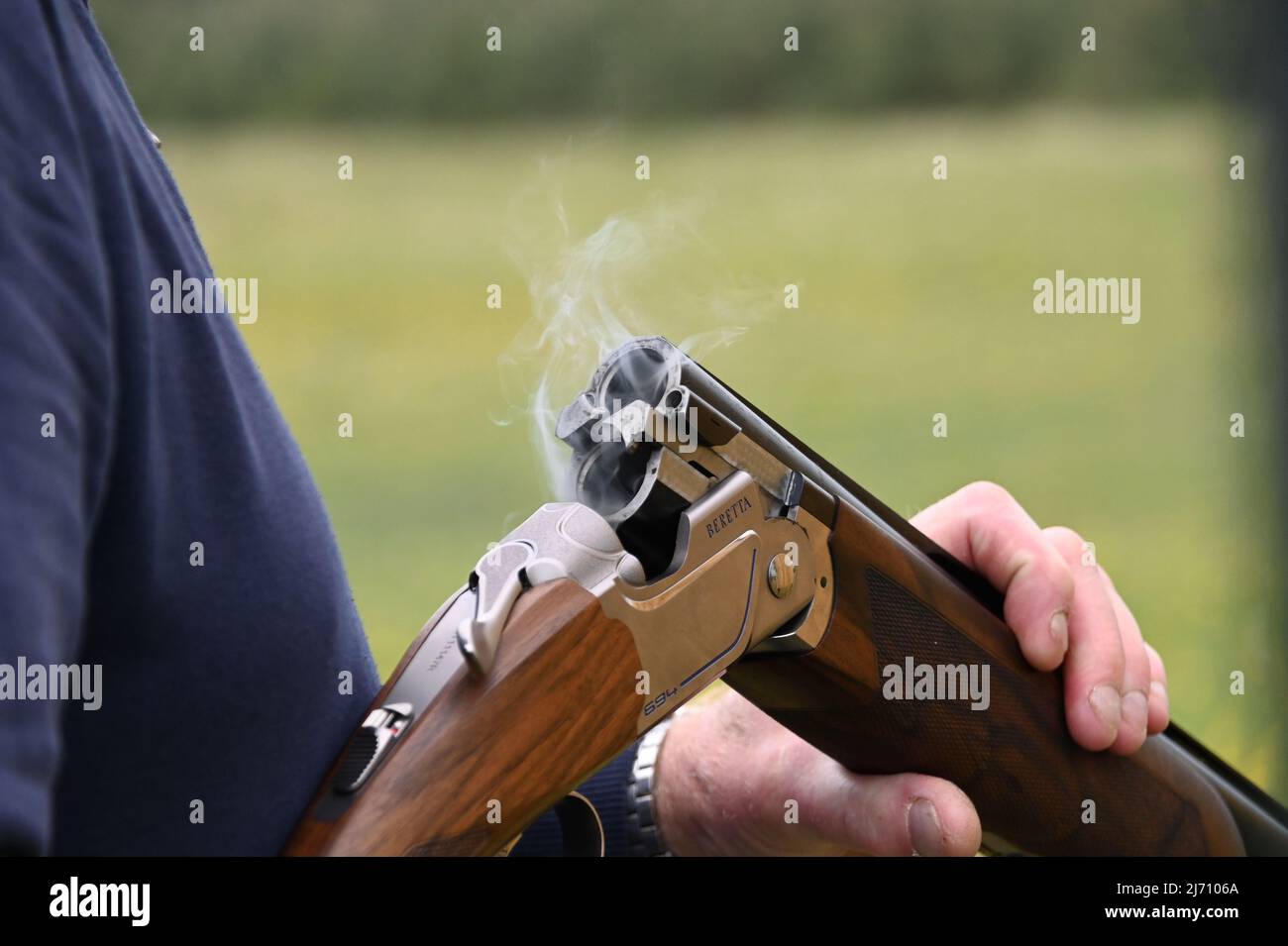 Una pistola fumatrice da 20 gauge dopo che è stata appena sparata e le cartucce rimosse Foto Stock