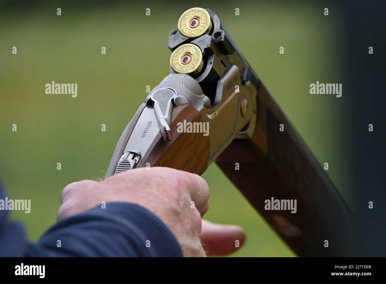Una pistola da 20 gauge con due cartucce inserite pronte per il braccio e il fuoco Foto Stock