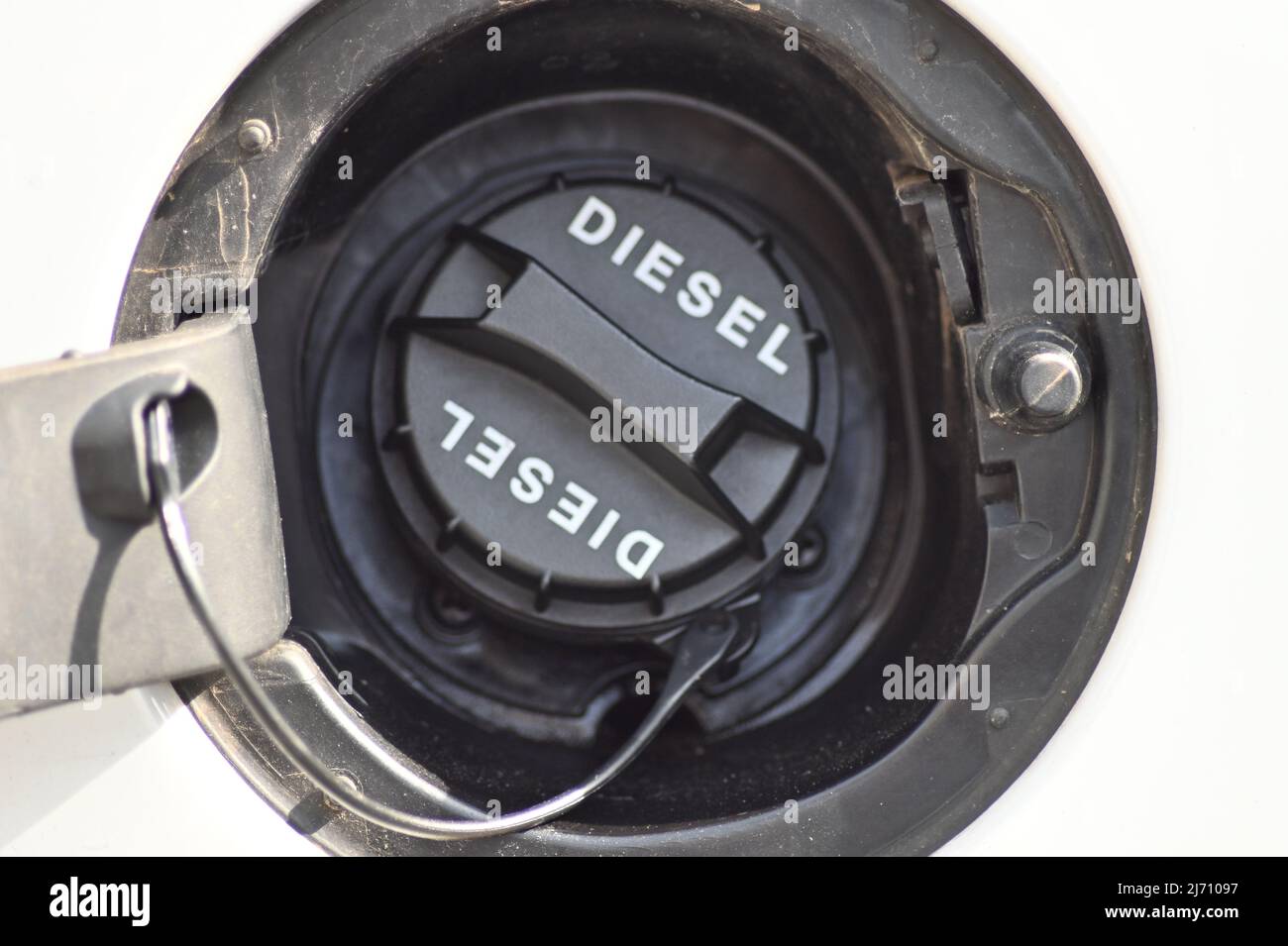 Uno sportellino del carburante aperto sul tappo del carburante di un veicolo che indica chiaramente che deve essere utilizzato solo gasolio Foto Stock