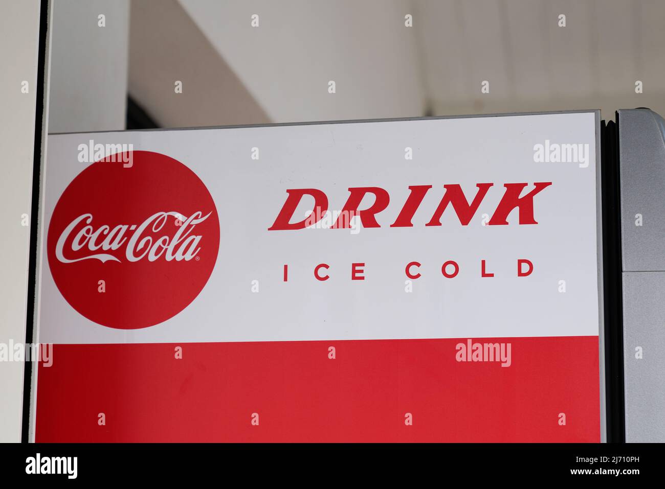 Bordeaux , Aquitaine Francia - 04 24 2022 : Coca Cola drink ghiaccio segno di testo freddo e marchio logo di famoso soft rinfresco Foto Stock