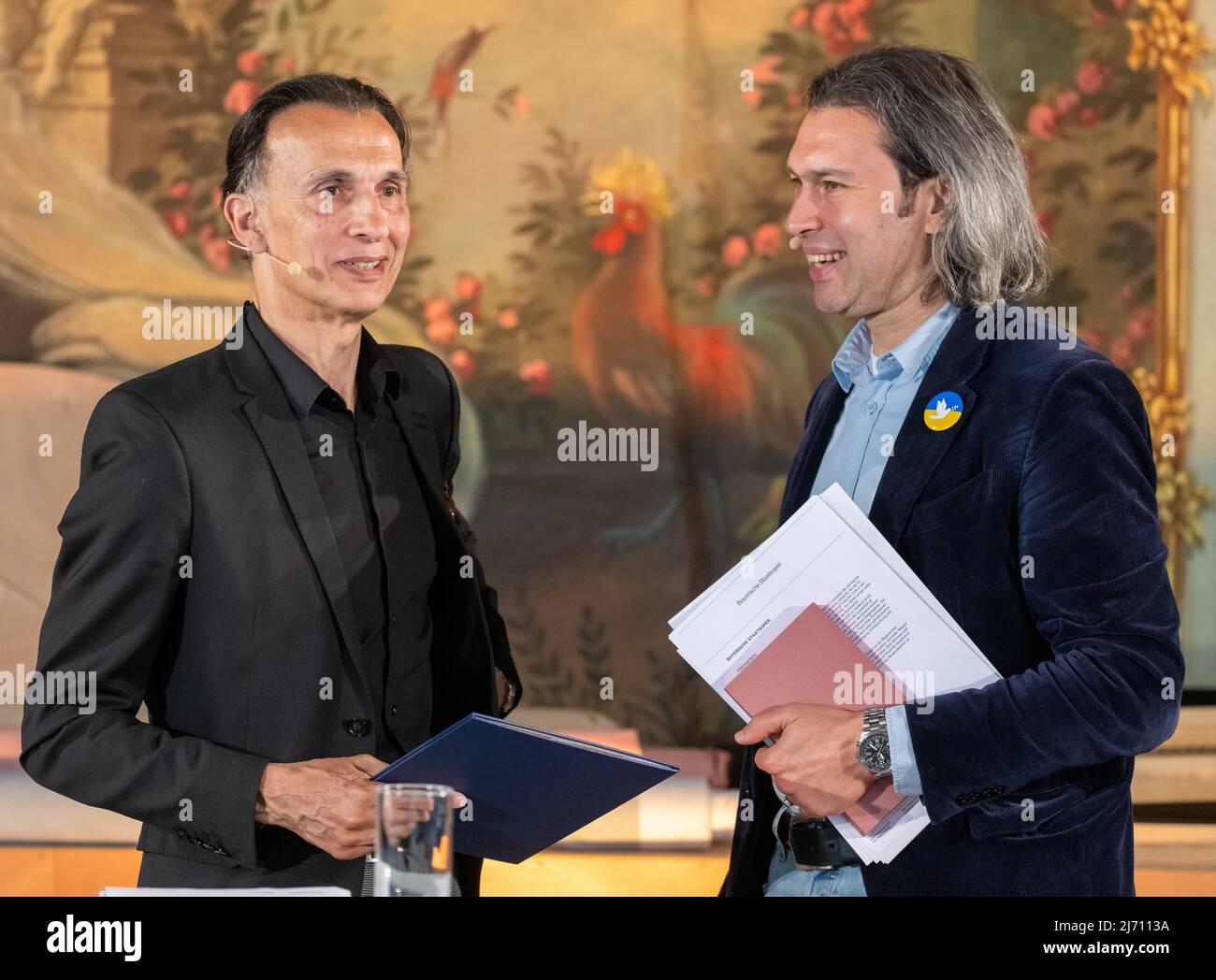 05 maggio 2022, Baviera, Poing: Laurent Hilaire (l), direttore del Balletto di Stato bavarese, e Vladimir Jurowski (r), direttore generale della musica dell'Opera di Stato bavarese, durante la presentazione della stagione dell'Opera di Stato bavarese per il 2022/2023. Foto: Peter Kneffel/dpa Foto Stock