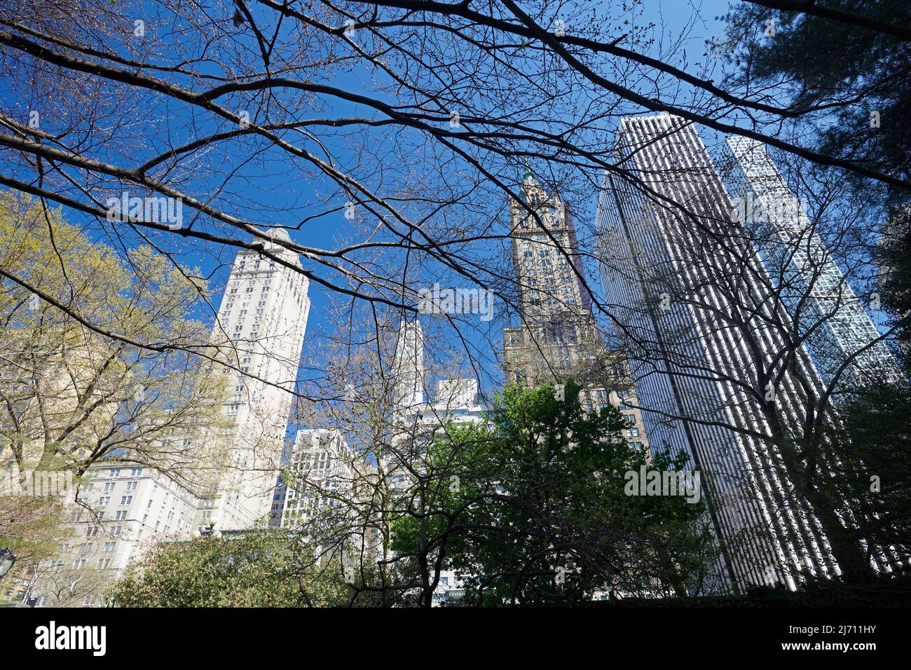 Bryant Park nel centro di Manhattan in una splendida giornata di primavera al sole Foto Stock