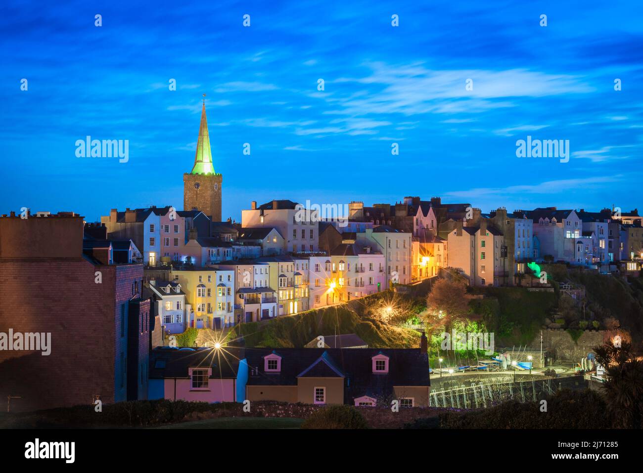 Tenby Pembrokeshire, vista serale del colorato skyline della zona del porto di Tenby, Pembrokeshire, Galles, Regno Unito Foto Stock