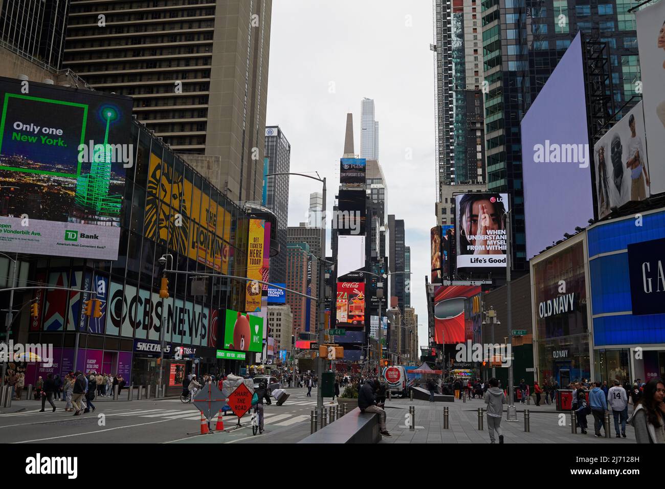 Time Square a Manhattan, New York, è sempre affollata e attrae migliaia di turisti Foto Stock