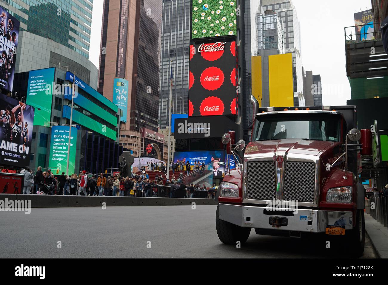 Time Square a Manhattan, New York, è sempre affollata e attrae migliaia di turisti Foto Stock