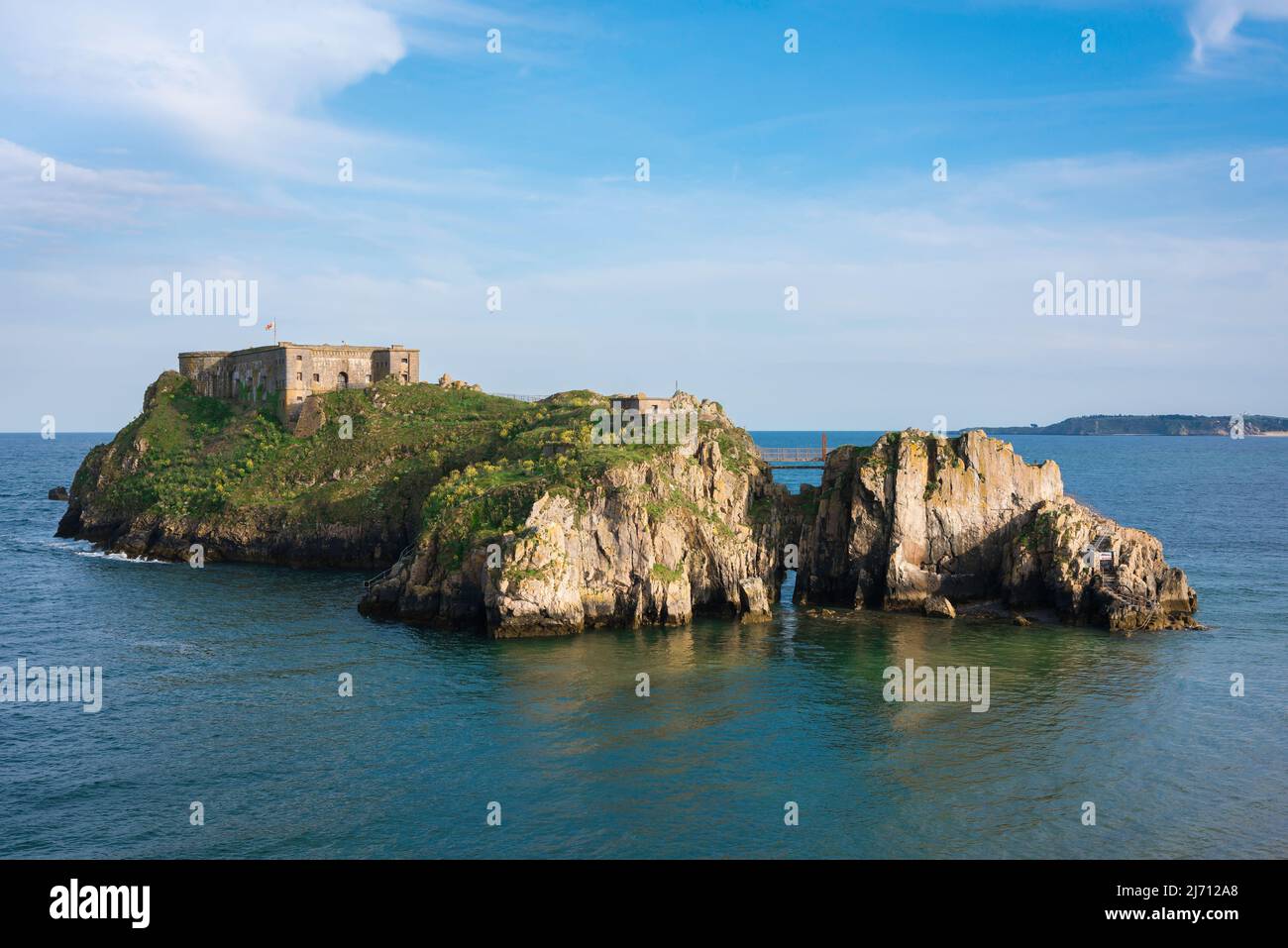 Isola di Santa Caterina Tenby, vista all'alta marea dell'isola di Santa Caterina, una enorme formazione rocciosa su cui sono posizionati un forte e un'imposizione di WW2 armi. Foto Stock