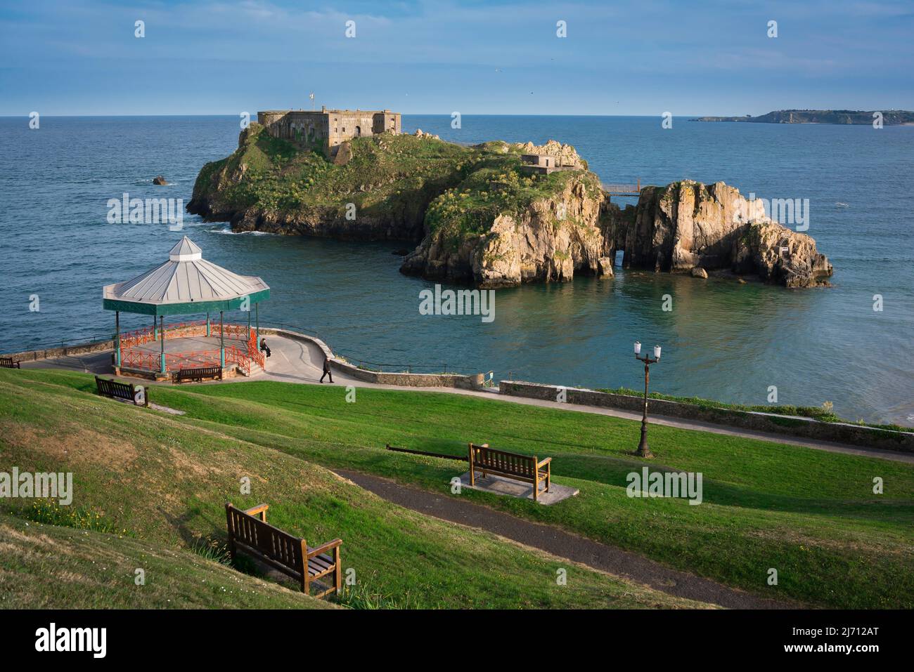 Turismo del Galles, vista del parco di Castle Hill e del bandstand a Tenby con l'Isola di St Catherine nelle vicinanze, Costa del Pembrokeshire, Galles, Regno Unito Foto Stock