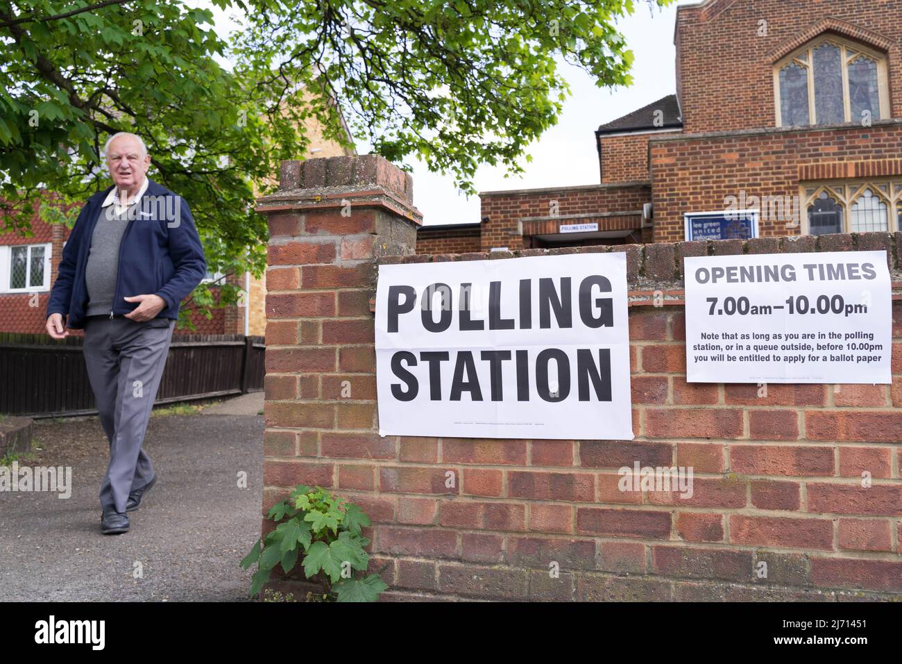 Londra UK, 5th maggio 2022. Gli elettori si vedono andare a sondaggi nel sud-est di Londra per eleggere consiglieri tra i 32 quartieri di Londra. Credit: Glosszoom/Alamy Live News Foto Stock