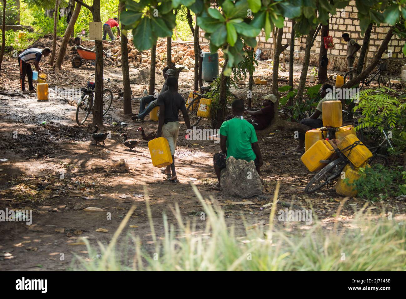 Zanzibar City, Tanzania - Maggio 01,2022: Street view della solita vita quotidiana della popolazione locale di tutte le età che si svolge lungo la strada sull'isola di Zanzibar Foto Stock