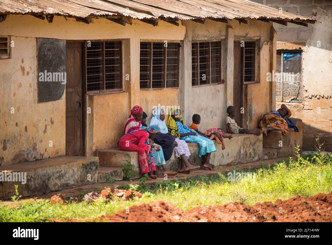 Zanzibar City, Tanzania - Maggio 01,2022: Street view della solita vita quotidiana della popolazione locale di tutte le età che si svolge lungo la strada sull'isola di Zanzibar Foto Stock