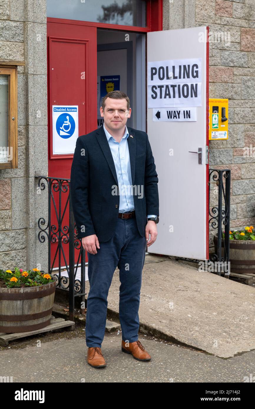 Moray, Scozia, Regno Unito. 5 maggio 2022. Fogwatt Hall, Elgin, Moray, Scozia. Questo è il MP/MSP Douglas Ross con sua moglie Krystle e ragazzi, Alastair e James alla Hall per lanciare il loro voto. Credit:- JASPERIMAGE/AlamyLiveNews Credit: JASPERIMAGE/Alamy Live News Foto Stock