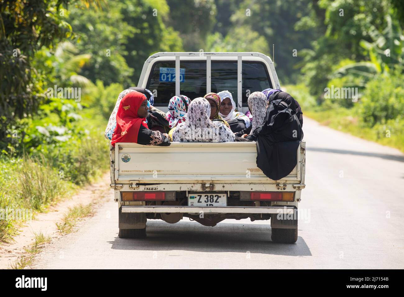 Zanzibar City, Tanzania - Maggio 01,2022: Street view della solita vita quotidiana della popolazione locale di tutte le età che si svolge lungo la strada sull'isola di Zanzibar Foto Stock