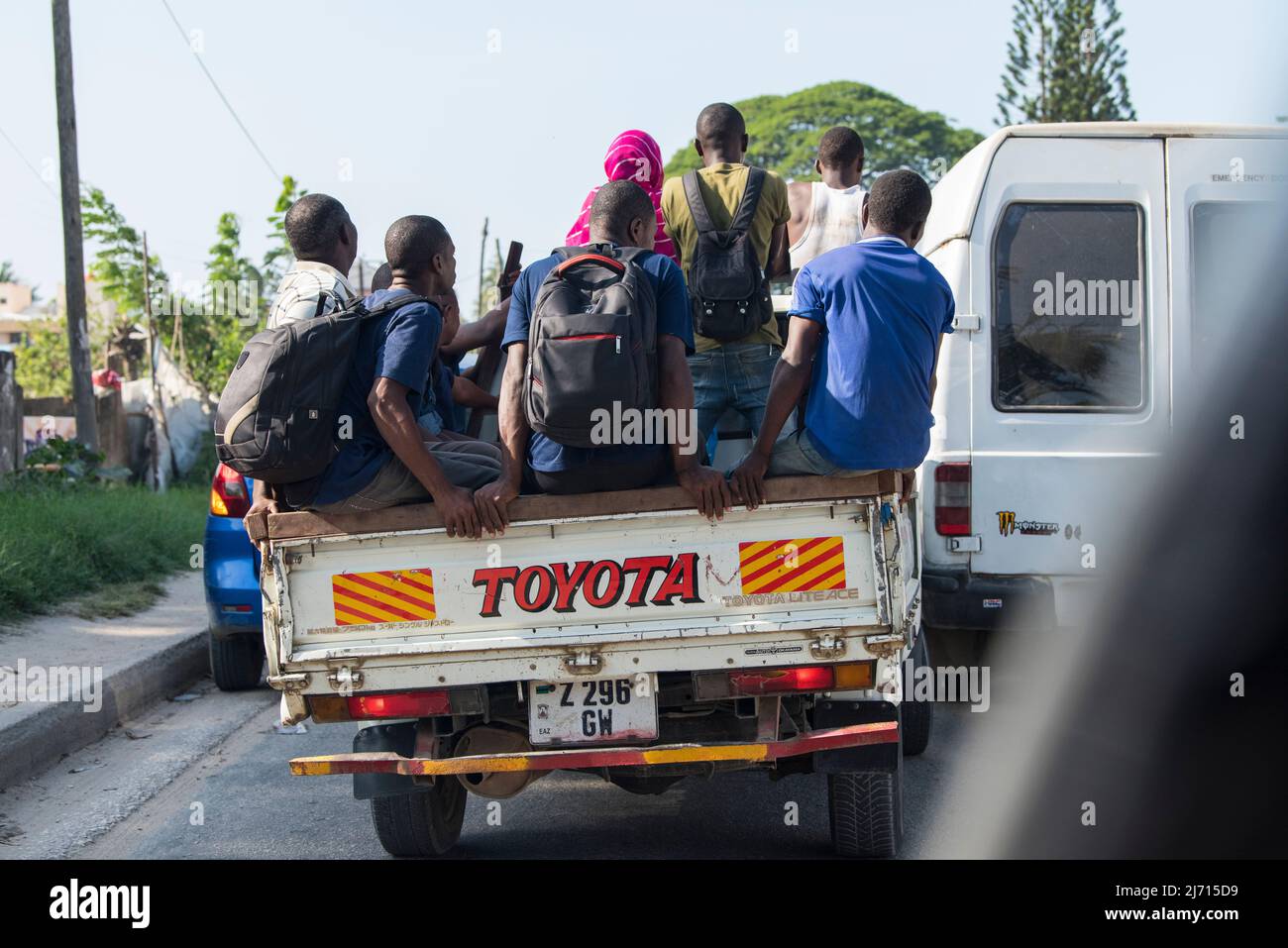 Zanzibar City, Tanzania - Maggio 01,2022: Street view della solita vita quotidiana della popolazione locale di tutte le età che si svolge lungo la strada sull'isola di Zanzibar Foto Stock