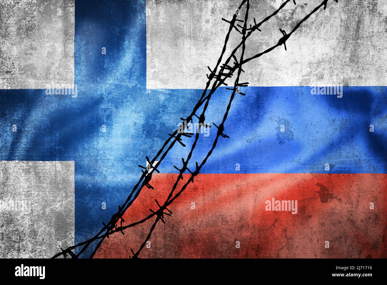 Bandiere grunge della Federazione Russa e della Finlandia divise da un'illustrazione del filo di sbarbamento, concetto di relazioni tese tra l'ovest e la Russia Foto Stock
