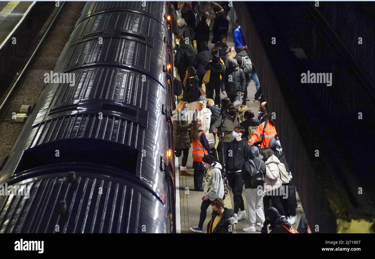 File photo datato 10/01/22 di pendolari che catturano un treno diretto a Londra a Bracknell, Berkshire. L'aumento dei costi di viaggio ha indotto molti lavoratori a riconsiderare il trasferimento in ufficio, anche se le cose possono cambiare in inverno a causa di bollette di riscaldamento elevate, la nuova ricerca suggerisce. Data di emissione: Giovedì 5 maggio 2022. Foto Stock