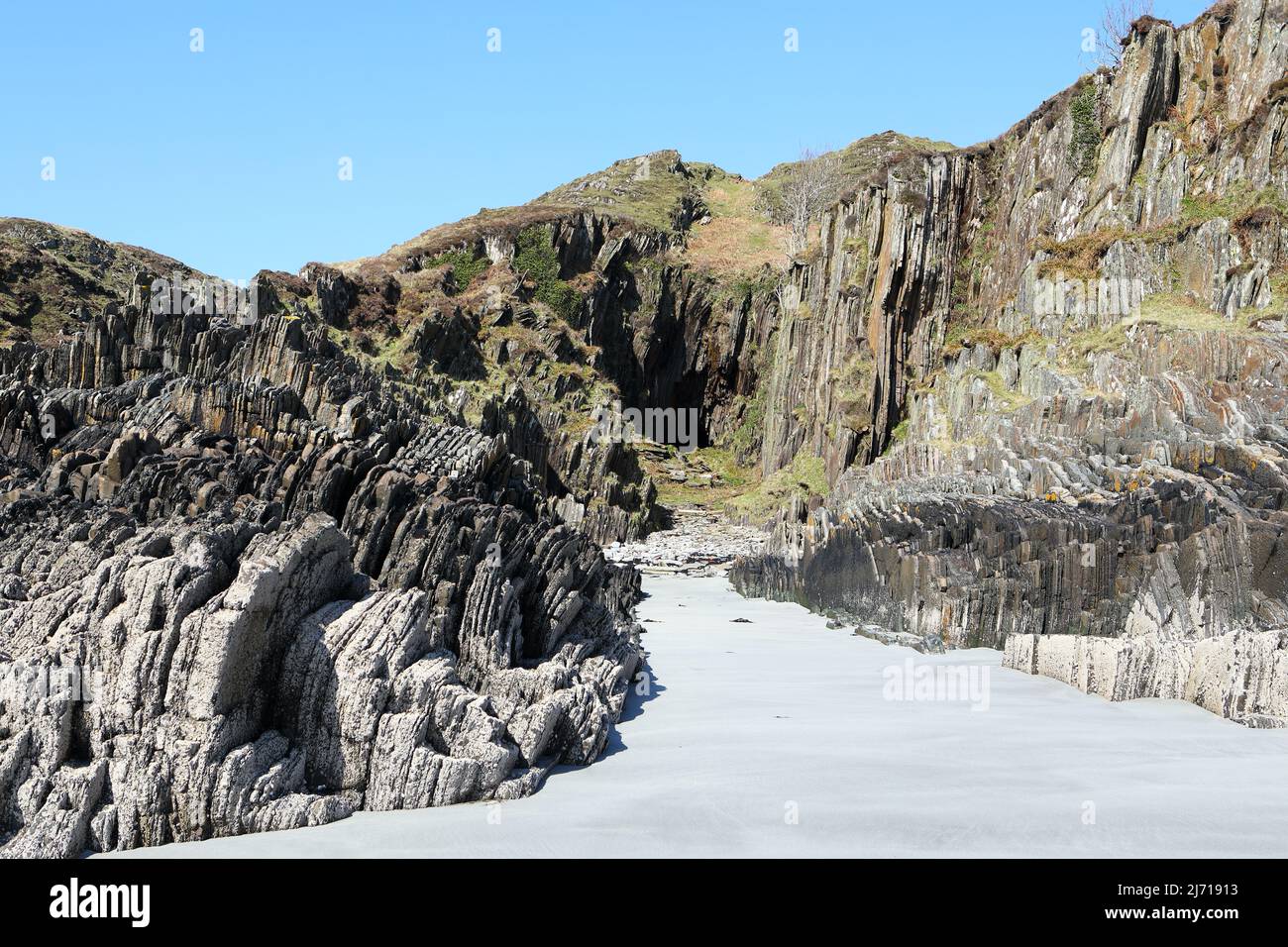 Spiaggia di sabbia e ingresso alla Scoor Cave sull'isola di Mull in Scozia Foto Stock