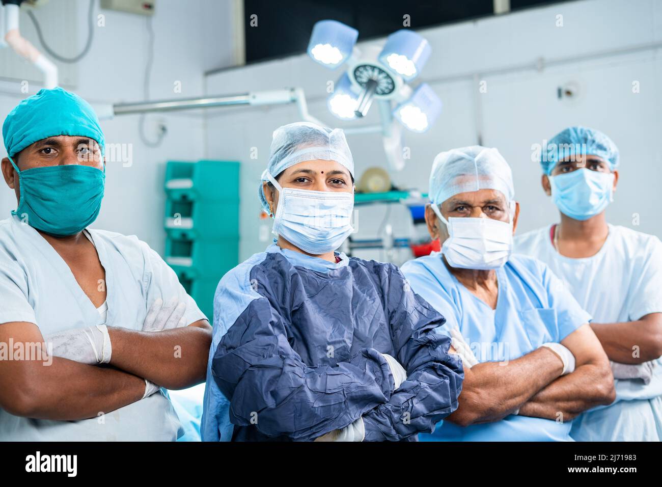 gruppo di chirurghi in piedi con fiducia guardando la macchina fotografica al teatro di operazione - concpet di sanità, lavoro di squadra, esperienza e professionale Foto Stock