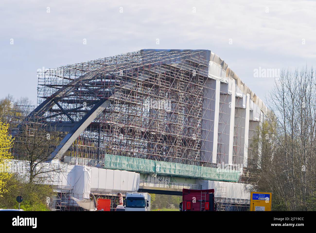 ristrutturazione del ponte. Manutenzione delle autostrade. Impalcatura struttura. Ispezione di un lungo cavalcavia in calcestruzzo autostrada, ponte. Foto Stock