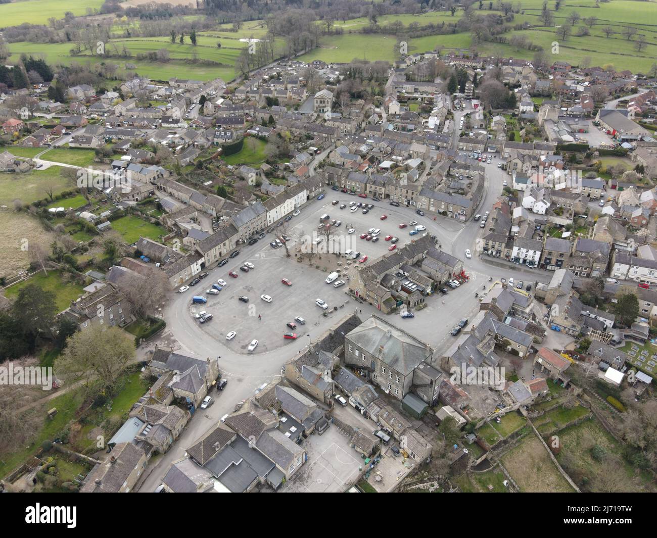 Masham, North Yorkshire, Inghilterra, Regno Unito - 4 aprile 2022: Fotografia aerea la piccola città di Masham nel North Yorkshire con un grande marchio Foto Stock
