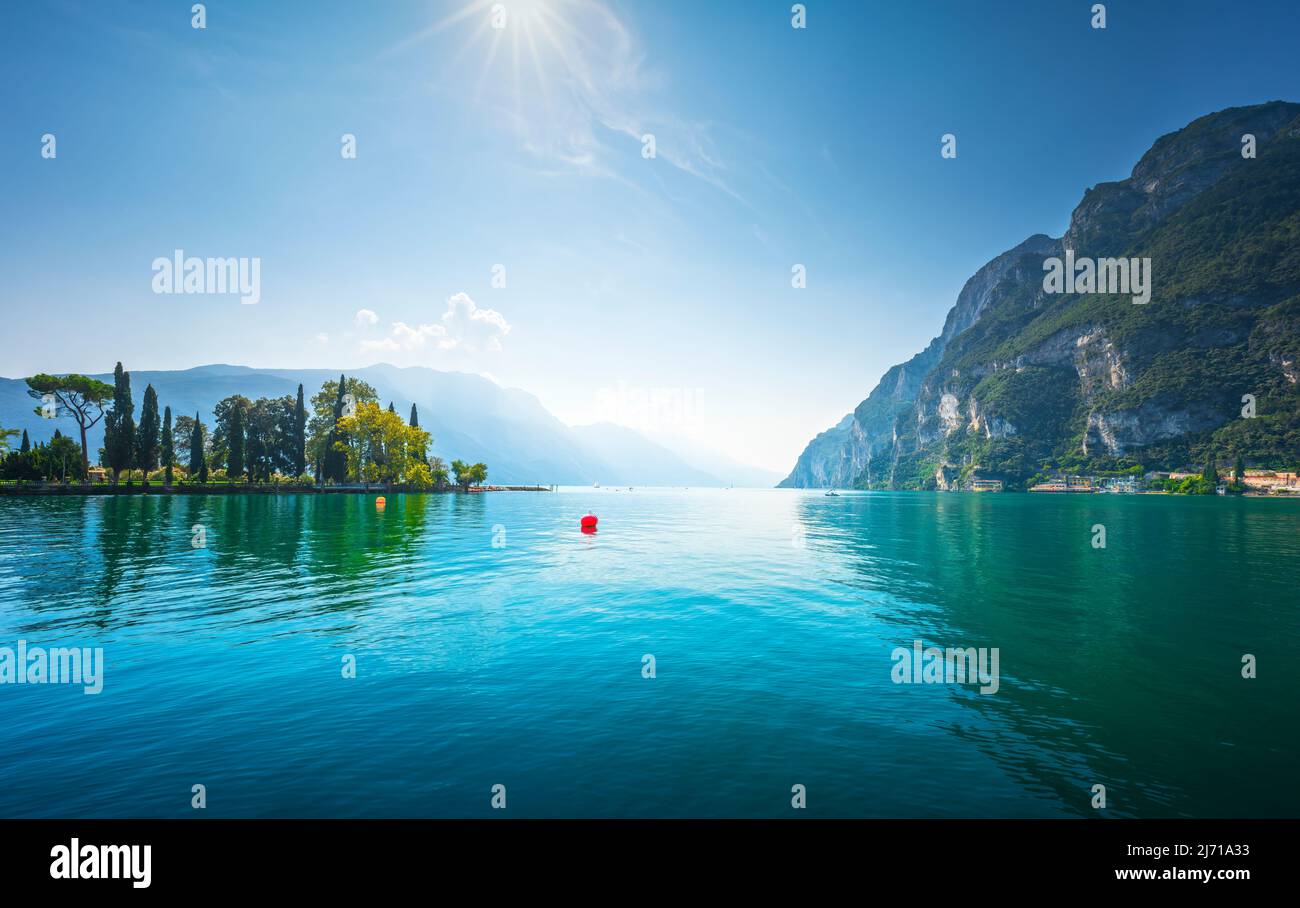 Riva del Garda giardini e alberi sul lago. Regione Trentino, Italia, Europa. Foto Stock